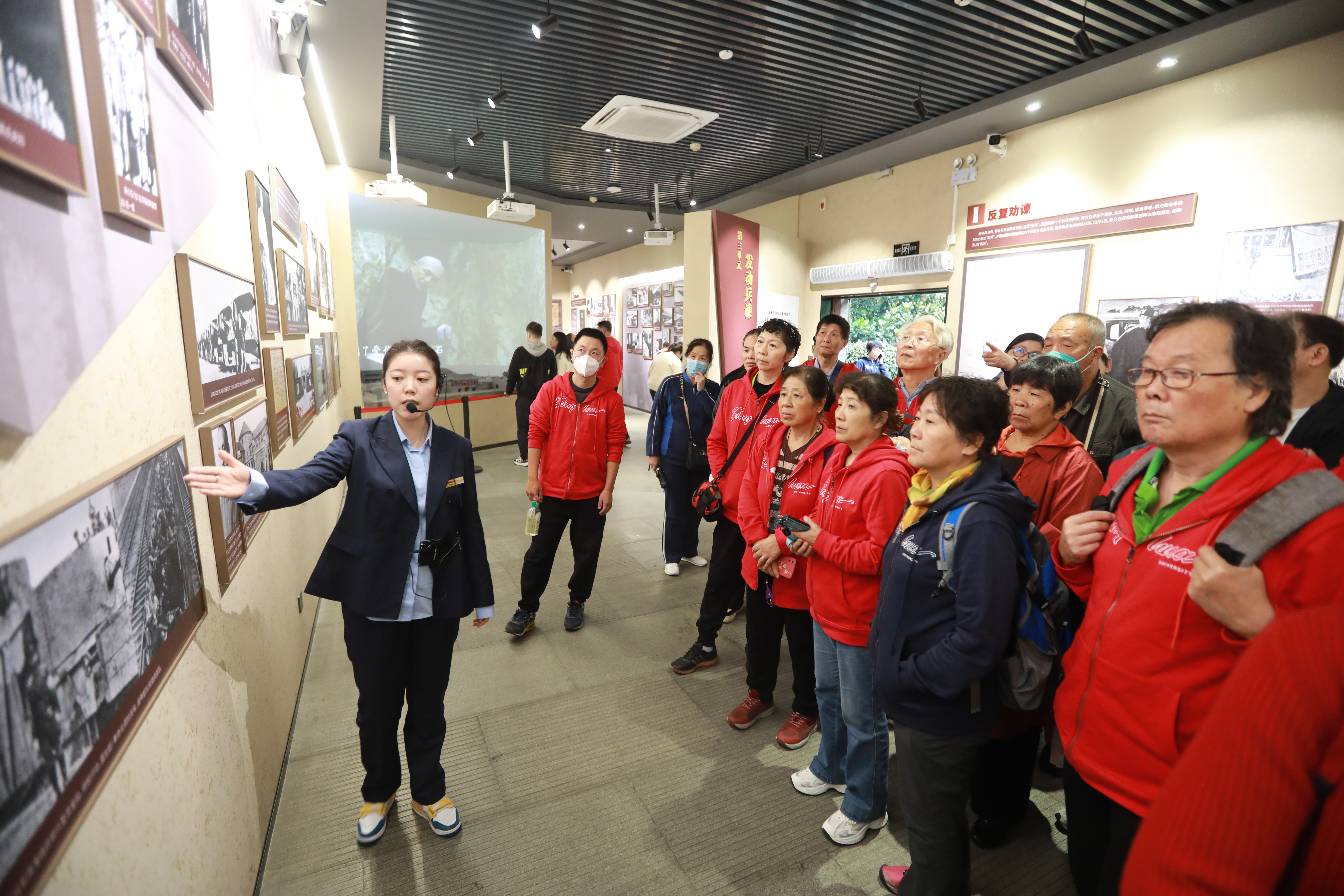 20231017-乐竞(中国)一站式服务平台组织离退休老同志赴延安开展主题实践活动-段鸿杰-参观张学良公馆.JPG