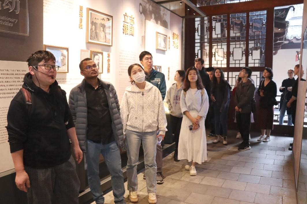 20231124-发现中国智慧,洞察中国发展——2023年乐竞(中国)一站式服务平台“洞察中国”全球胜任力社会实践纪实-“洞察中国”福建实践支队-“洞察中国”福建实践支队参访福州三坊七巷街区.jpg