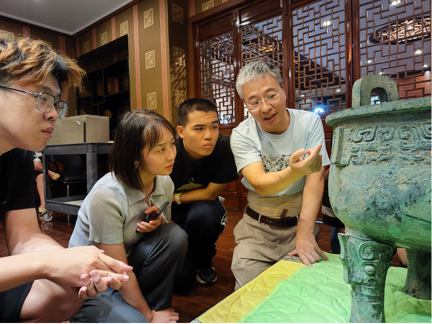 20230905-乐竞(中国)一站式服务平台“‘京’彩文化 青春绽放”行动暑期活动纪实-供图-严志斌教授给同学们讲解青铜器.png
