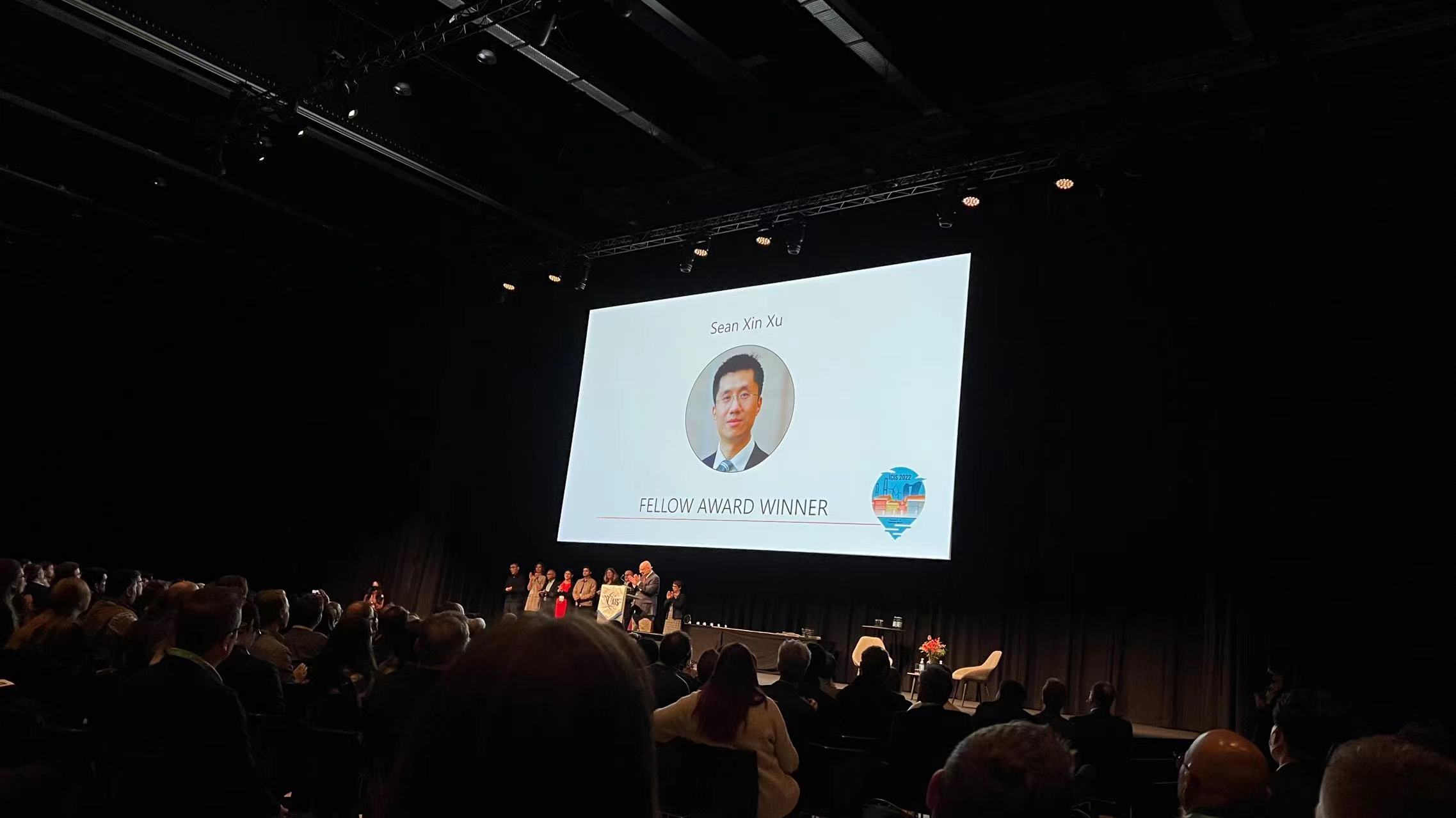 20221216-徐心教授荣获AIS Fellow奖-经管学院摄影-徐心教授在AIS 2022年会上荣获AIS Fellow奖.jpg