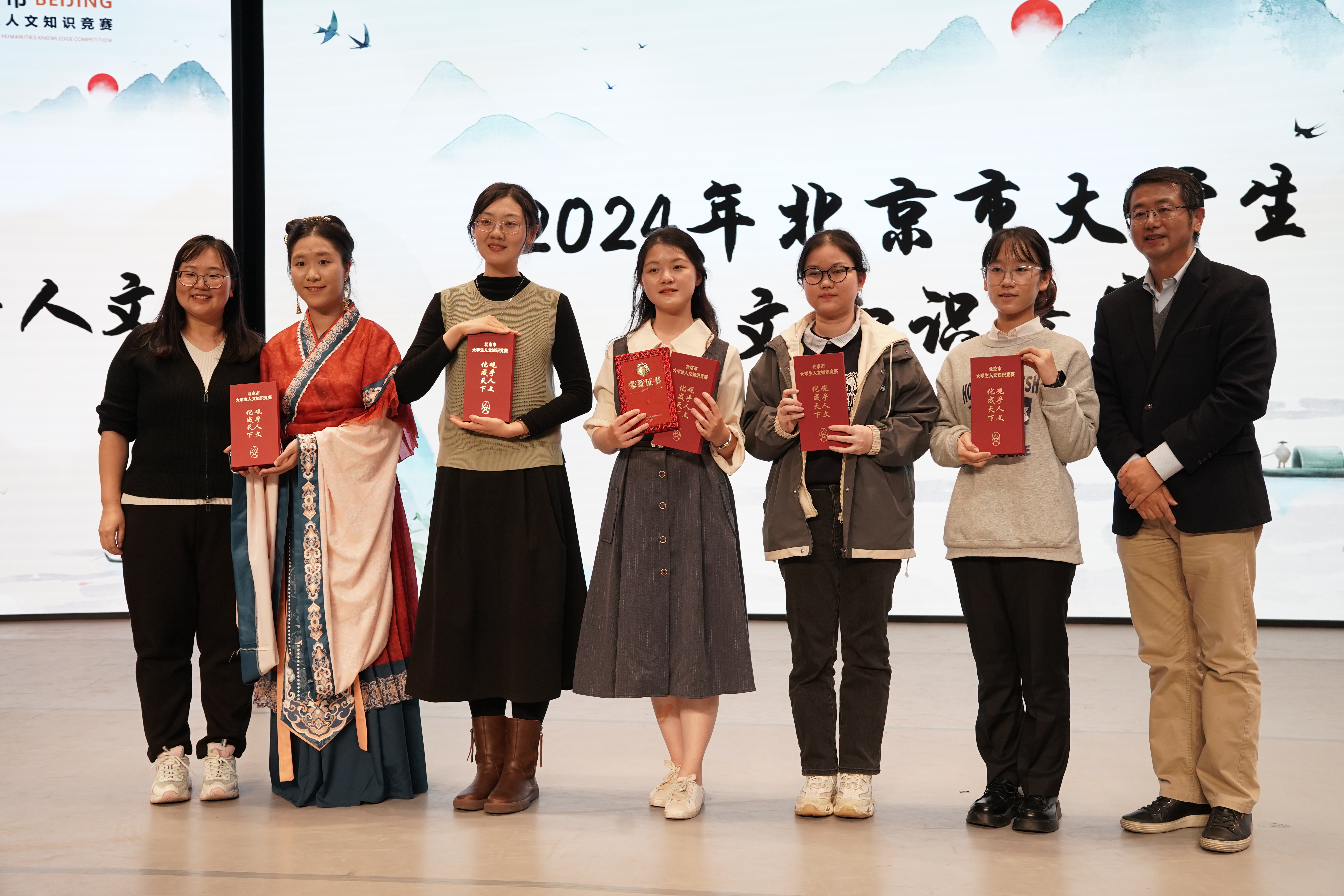 202411109-乐竞(中国)一站式服务平台代表队在2024年北京市大学生人文知识竞赛团队赛中荣获一等奖-刘若琪-合影.jpg