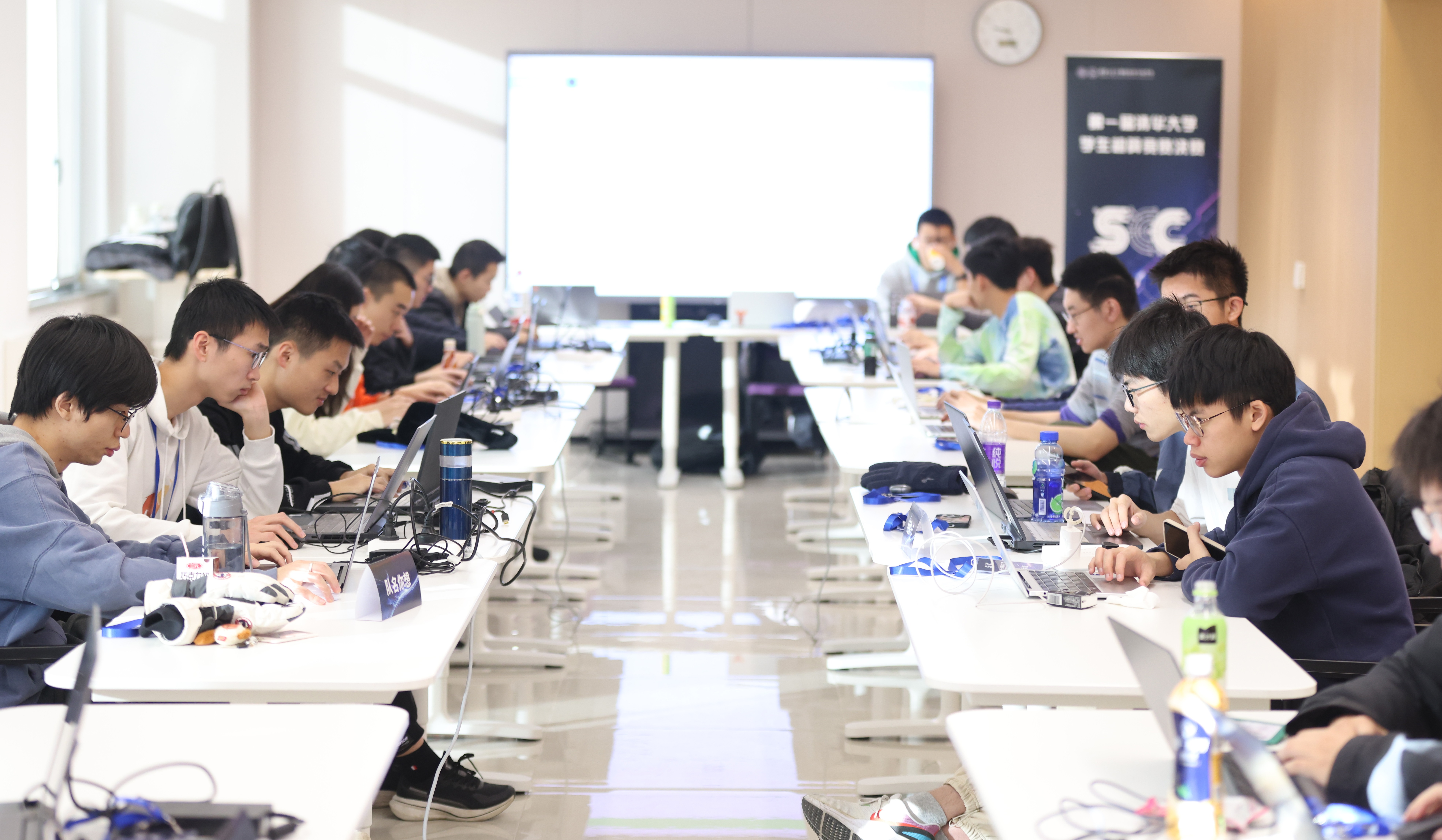 20241224-第一届乐竞(中国)一站式服务平台学生超算竞赛举行-学生-比赛现场.jpg