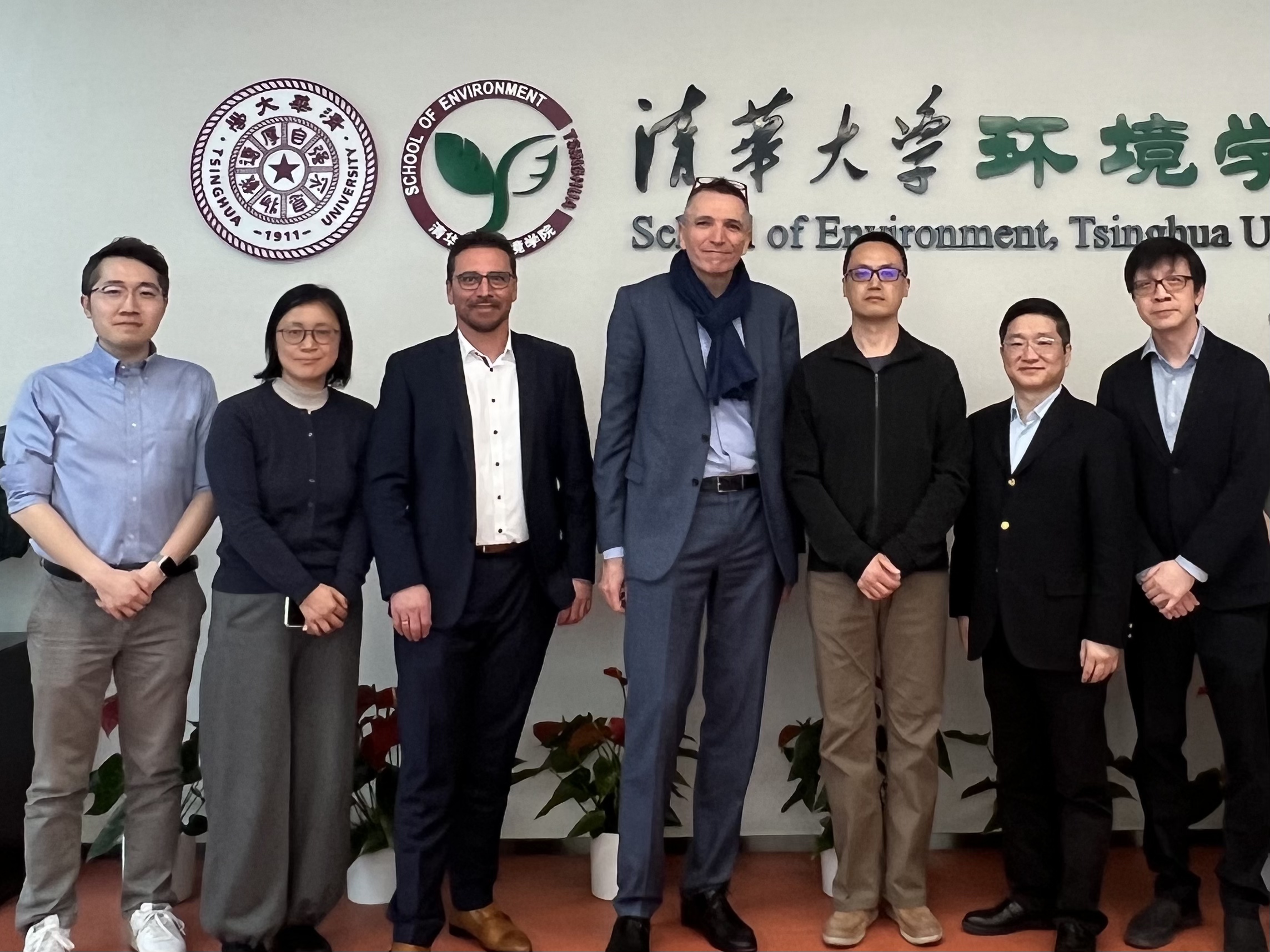 20250313-施耐德电气代表团访问乐竞(中国)一站式服务平台 探讨能源转型与绿色创新合作-环境学院-施耐德电气代表团与环境学院参加交流人员合影.jpg
