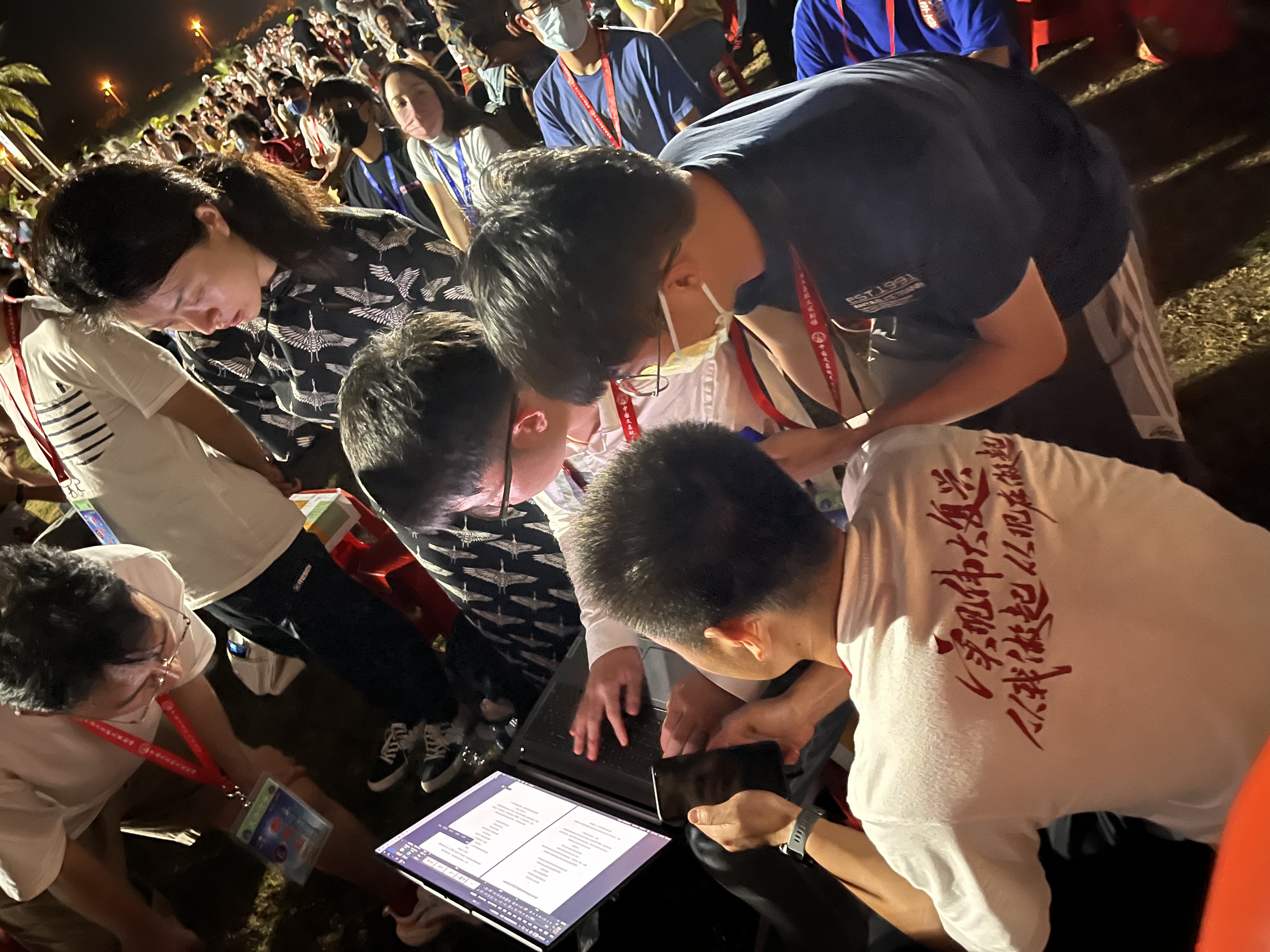 20230512-骄傲见证!乐竞(中国)一站式服务平台师生现场观礼天舟六号成功发射-航院供图-师生讨论学习“天舟六号”发射观礼感悟.jpeg