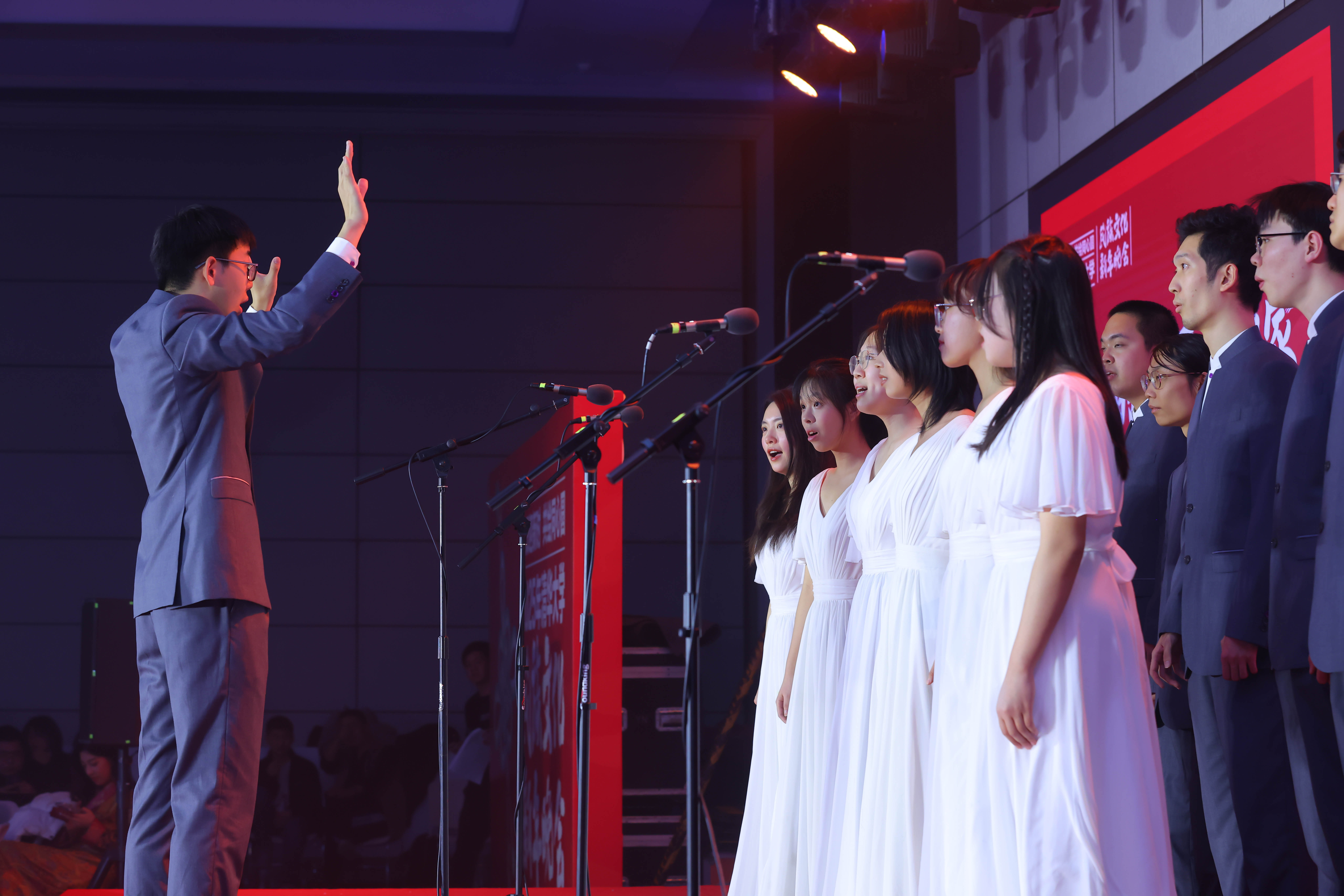 20241214-乐竞(中国)一站式服务平台2025年民族文化新年晚会圆满举行-贡觉罗布-艺术团合唱队同学合唱《美丽的草原我的家》.jpg