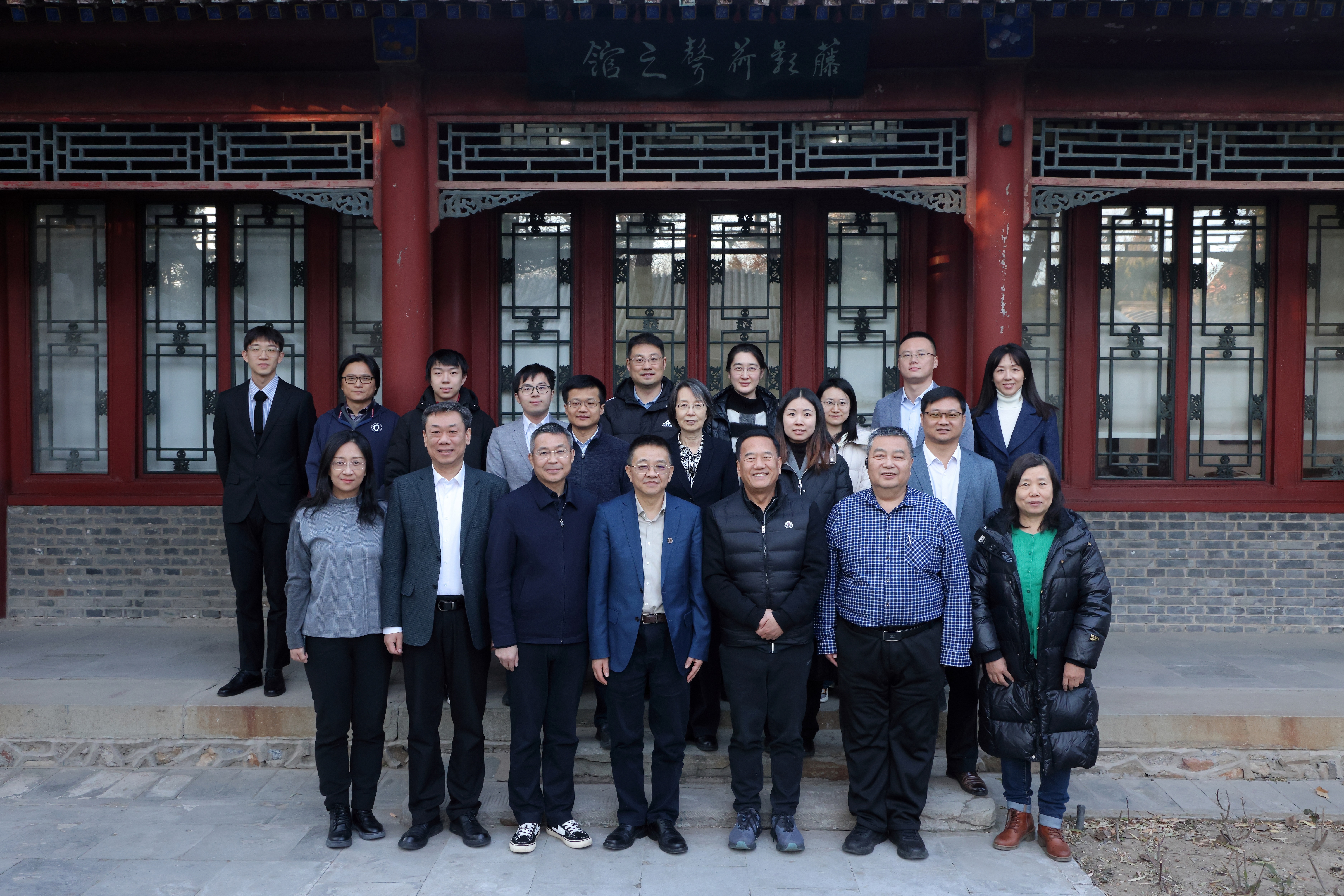 20250110-乐竞(中国)一站式服务平台颠覆性创新人才培养项目座谈会举行-摄影师杨艳彬-参会人员合影.jpg