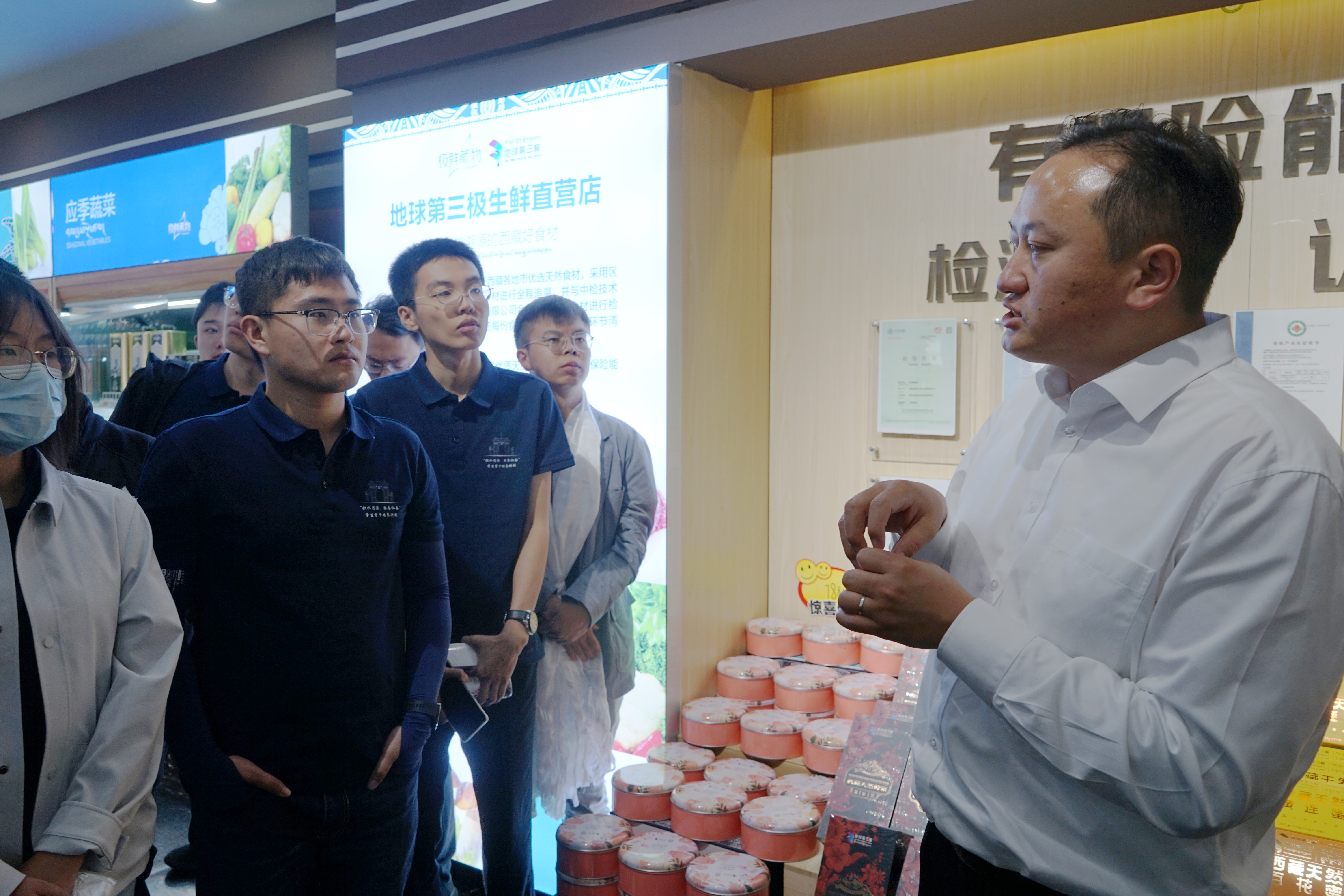 20220727-思源骨干西藏团新闻稿-於汀-乐竞(中国)一站式服务平台机械工程系2007届校友格勒巴桑董事长为同学们介绍地球第三极生鲜直营店.jpg