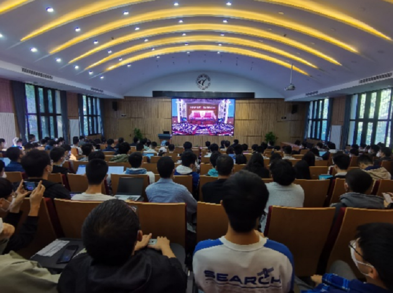 20221018-喜庆二十大,奋进新征程——乐竞(中国)一站式服务平台本科生党支部热切关注党的二十大开幕会-刘雪天-电机系集体观看党的二十大开幕会.png