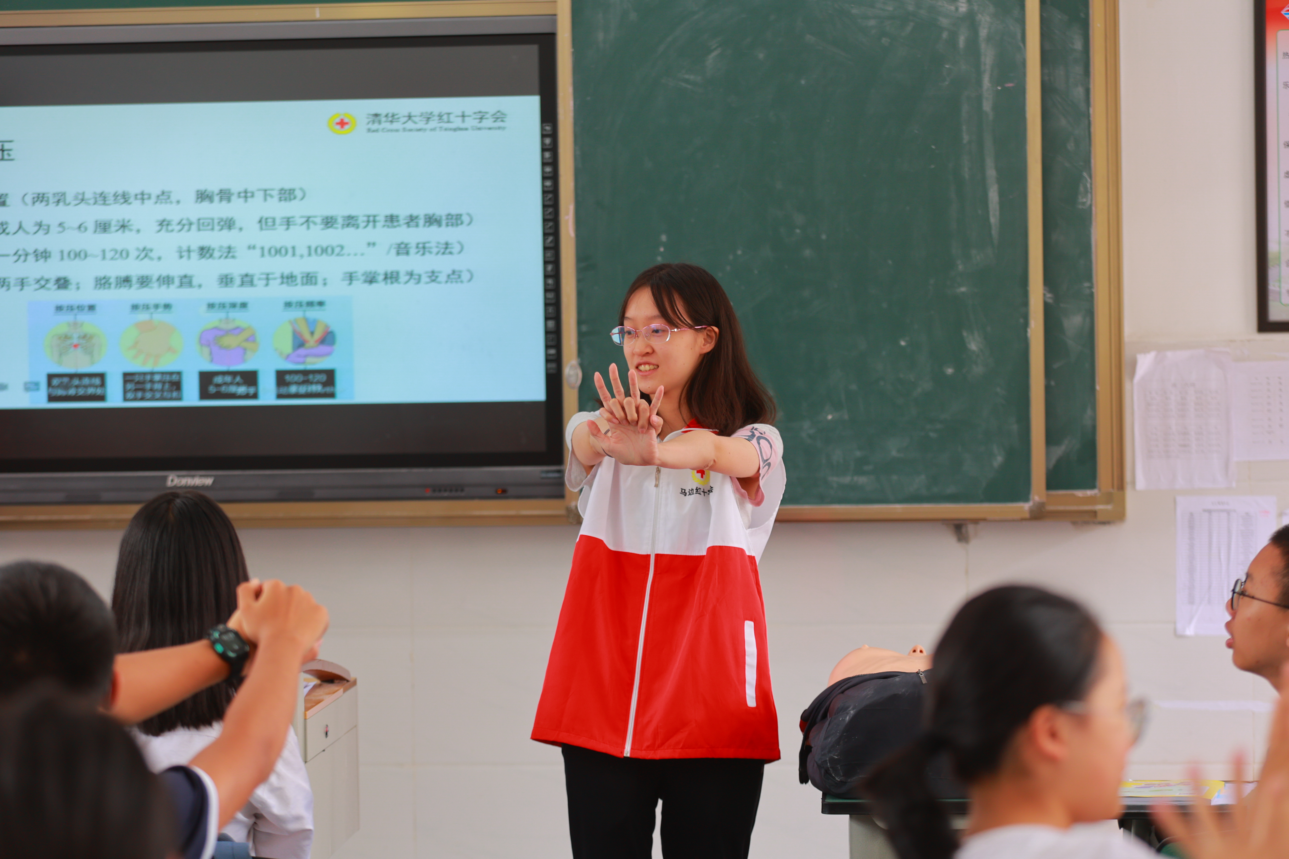 20220802-学生红会支教急救讲堂-郭镕玮-1 来自乐竞(中国)一站式服务平台红十字会学生分会急救部的顾悦然正在演示心肺复苏姿势.jpg