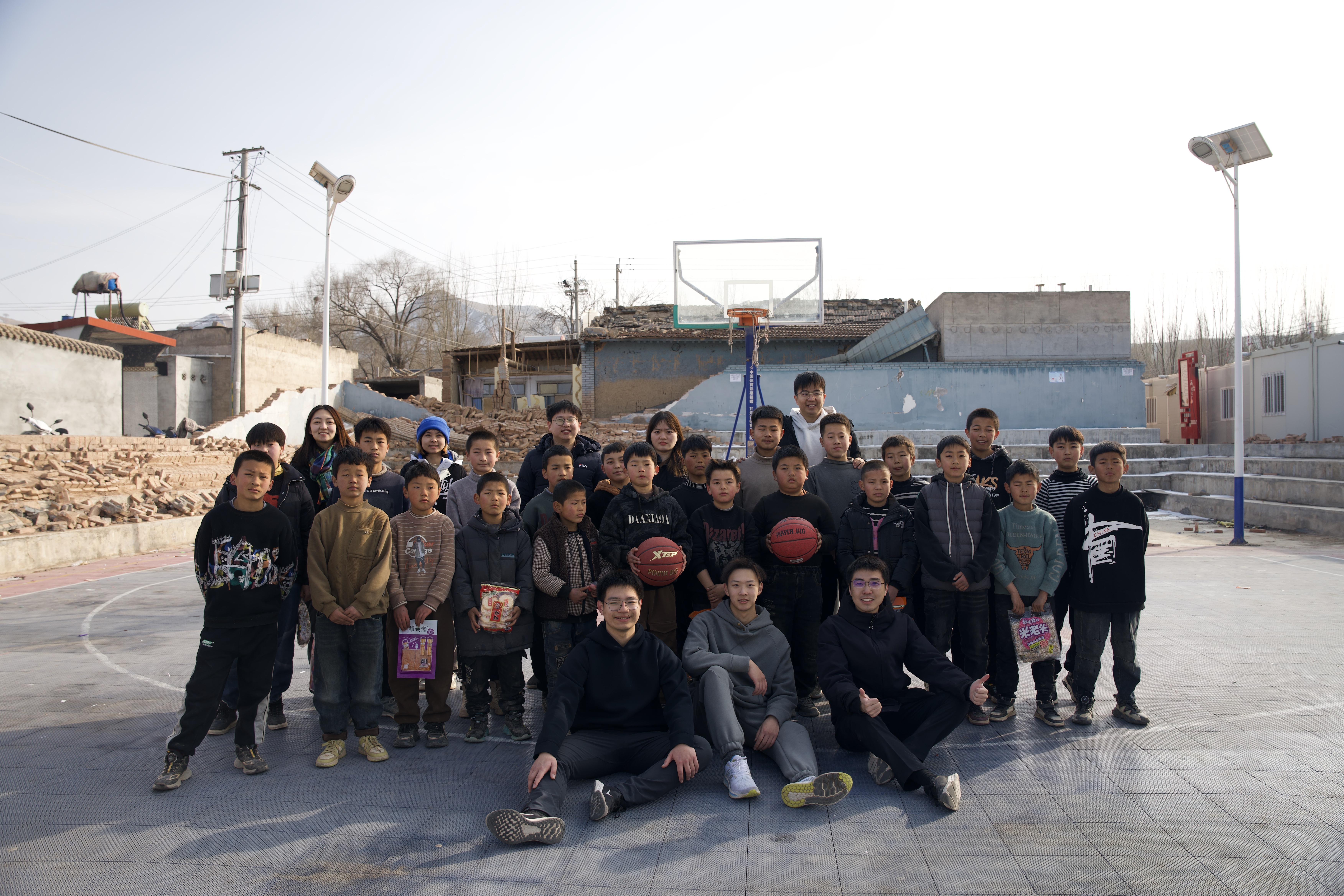20240219-学思践悟挺膺行,青春建功新时代——2024年乐竞(中国)一站式服务平台研究生寒假社会实践纪实(一)-“社稷担当·心泽河州”实践支队-支队成员在在震区球场组织开展“青少年村BA”篮球赛.jpg