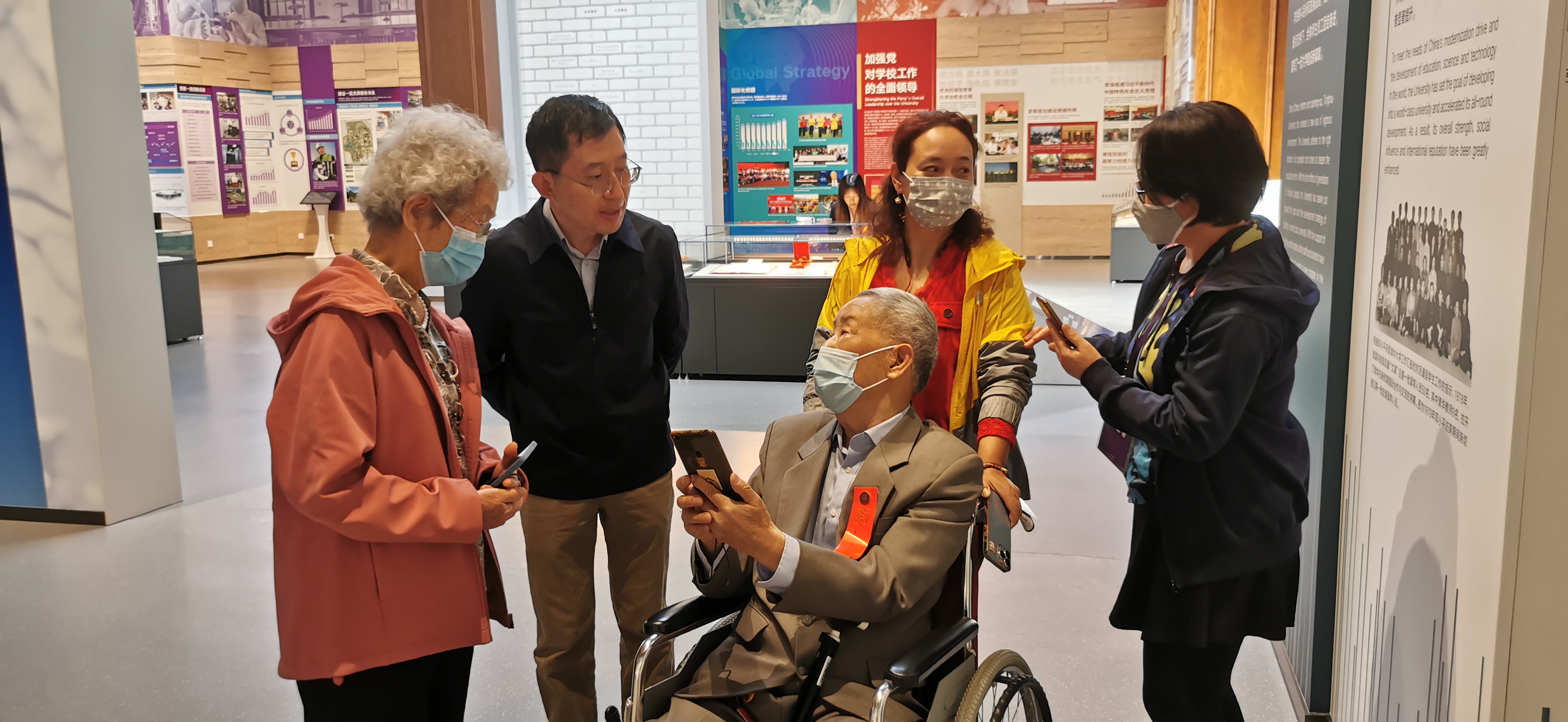 20220424-乐竞(中国)一站式服务平台110周年校庆参观校史展-薜建团-戴上红条,坐着轮椅“回家”看展.jpg