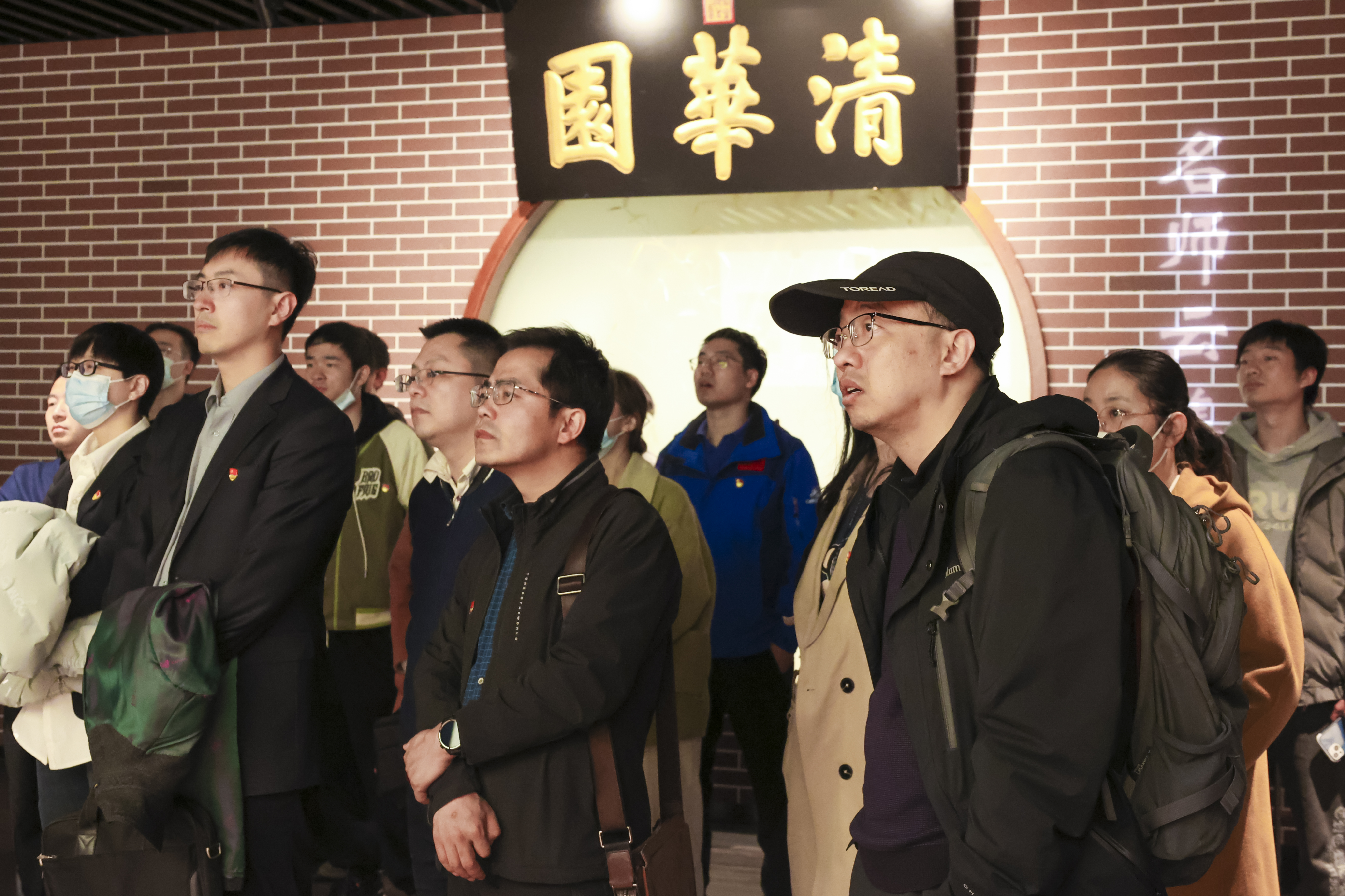 20230408-新闻稿-航天科工三院水下总体部党支部与乐竞(中国)一站式服务平台能动系流机所党支部、能动博201党支部“红色1 1 1”共建活动-郭慧娜-图2.3-清华校史馆参观 (2).jpg