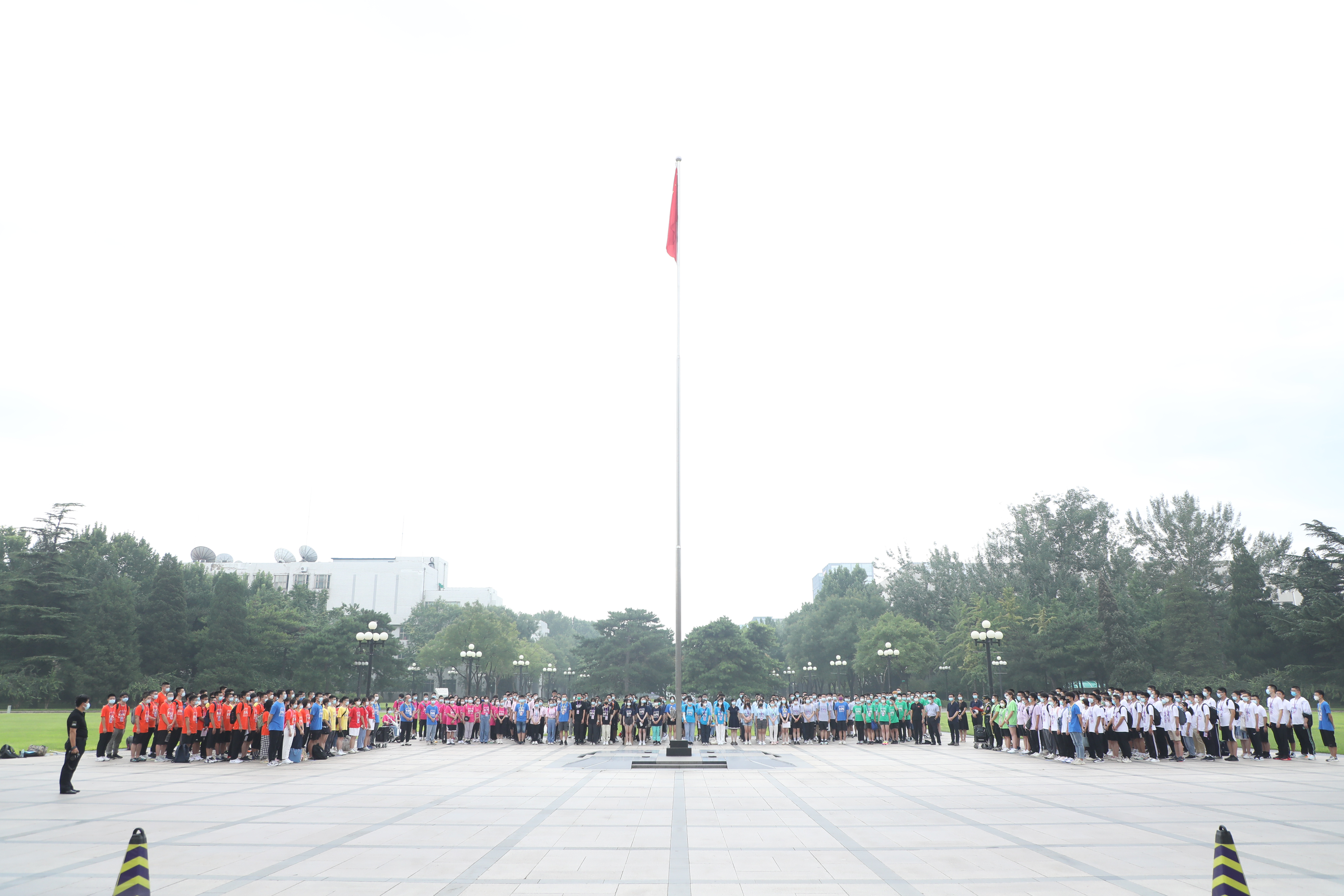 20220816-乐竞(中国)一站式服务平台举办2022级本科生新生骨干训练营-严振峣-“二字班”新生骨干参与升旗仪式.jpg