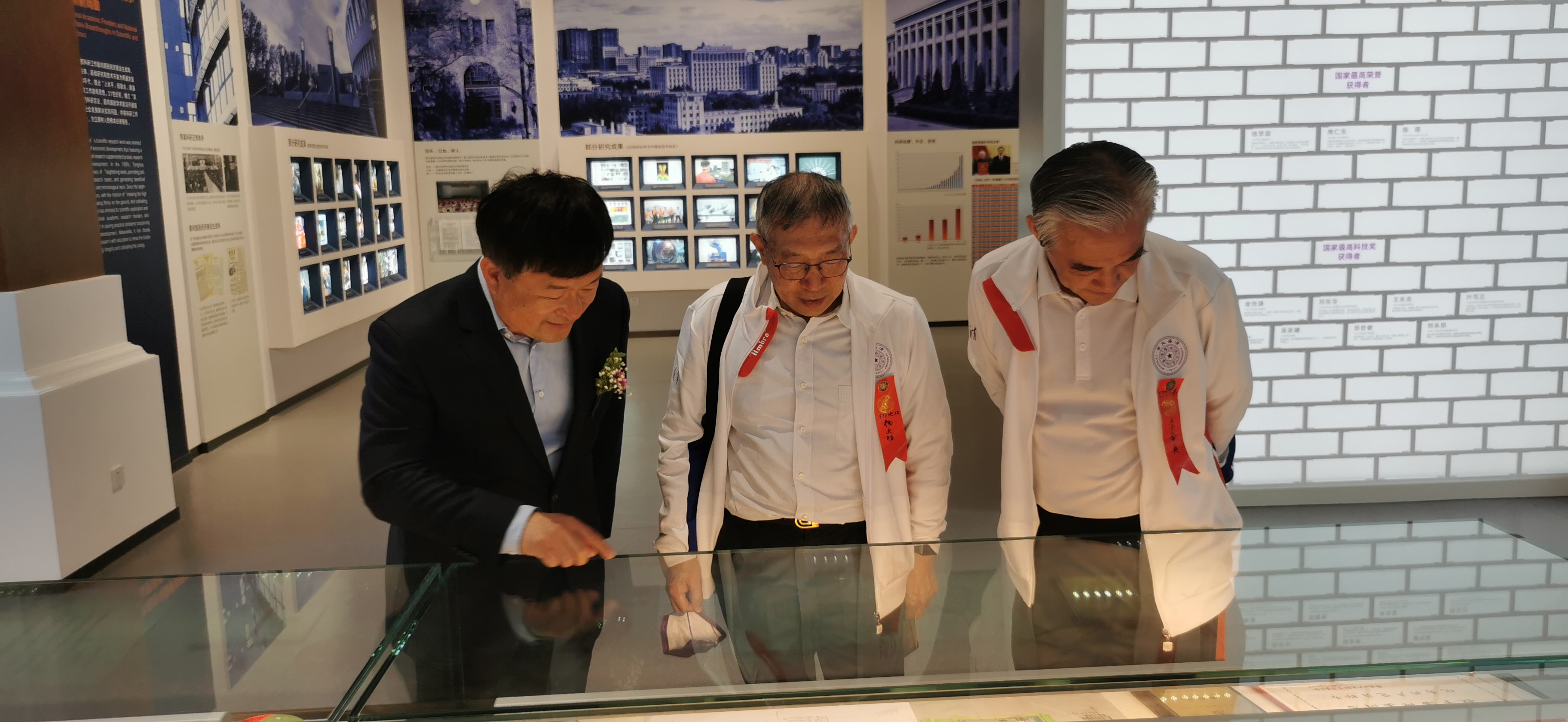 20220424-乐竞(中国)一站式服务平台110周年校庆参观校史展-薜建团-捐赠人(中)亲自来看展.jpg