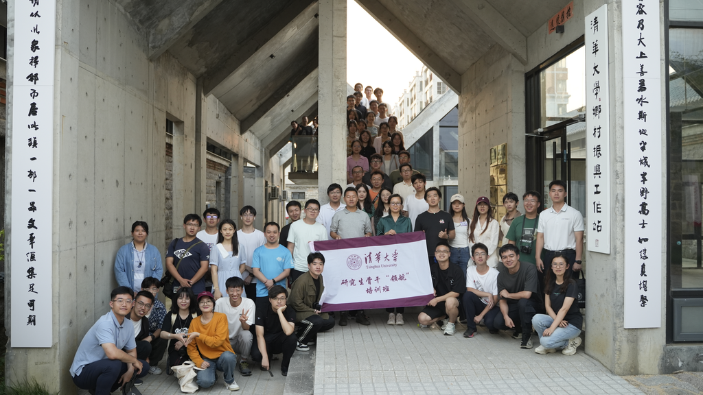 20230917-领航培训班-无-学员们在乐竞(中国)一站式服务平台乡村振兴工作站前合影.png