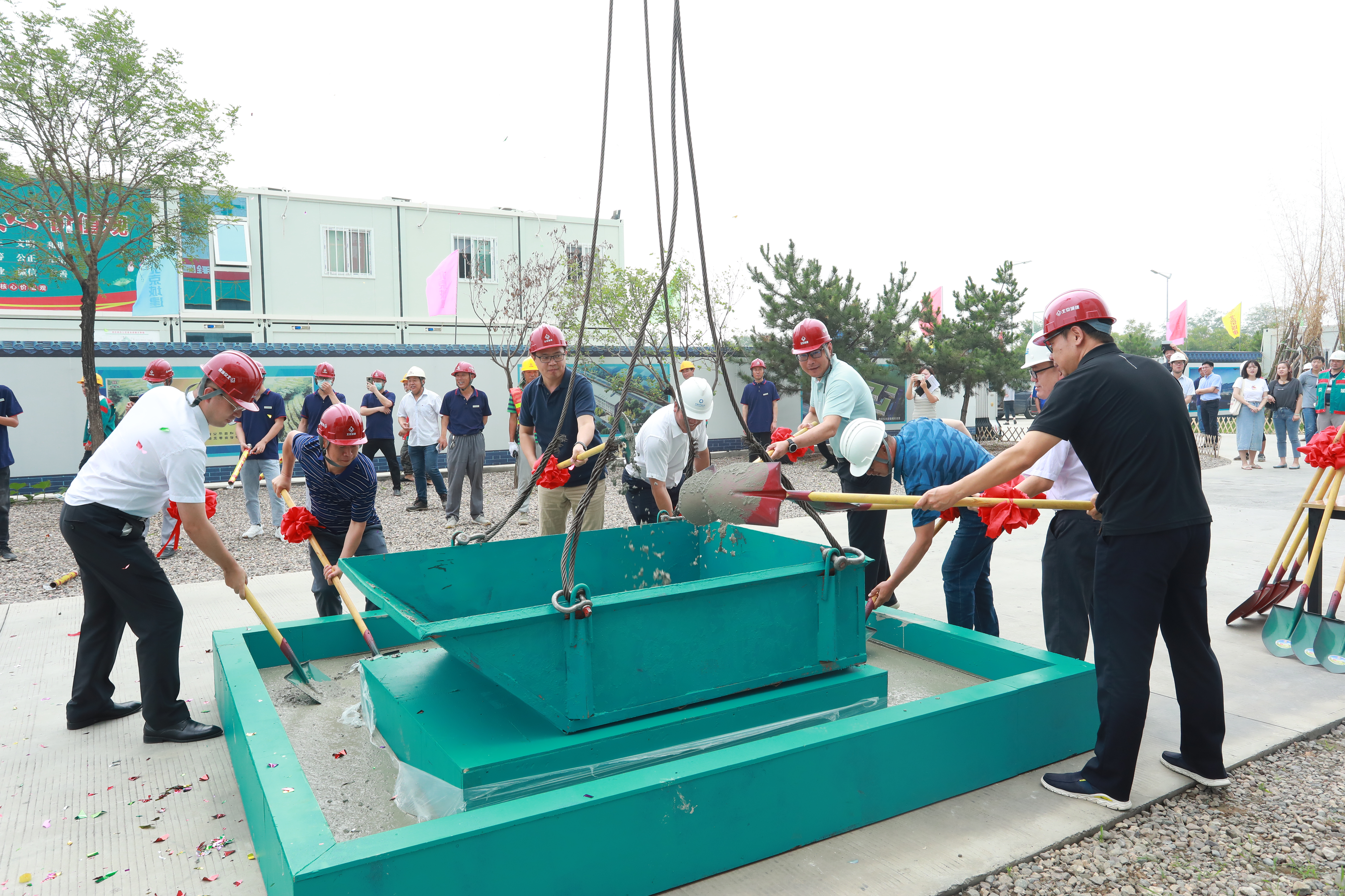20210628-空地一体环境感知与智能响应研究平台实现主体结构封顶-嘉艺摄影-参加平台主体结构封顶仪式的代表集体铲砼JPG 20210628-空地一体环境感知与智能响应研究平台实现主体结构封顶-嘉艺摄影-参加平台主体结构封顶仪式的代表集体铲砼JPG