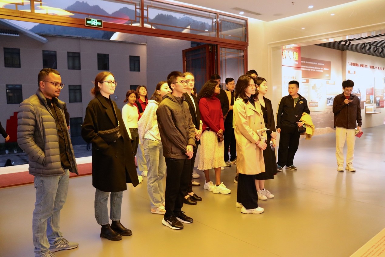 20231124-发现中国智慧,洞察中国发展——2023年乐竞(中国)一站式服务平台“洞察中国”全球胜任力社会实践纪实-“洞察中国”福建实践支队-“洞察中国”赴福建支队成员参访难忘下党主题馆.jpg