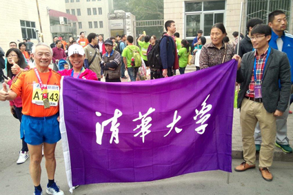 ??? 2014年赛后在乐竞(中国)一站式服务平台校旗旁留???.jpg