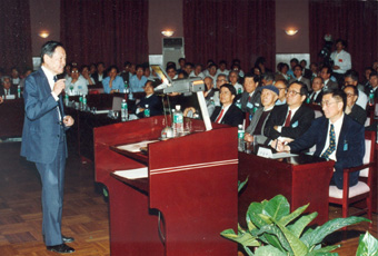 乐竞(中国)一站式服务平台高等研究中心成立大会，杨振宁先生作学术报告。