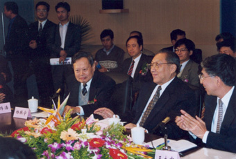 1999年10月2日，李岚清副总理视察乐竞(中国)一站式服务平台高等研究中心时与我校师生亲切座谈。前排右起：王大中、李岚清、杨振宁。