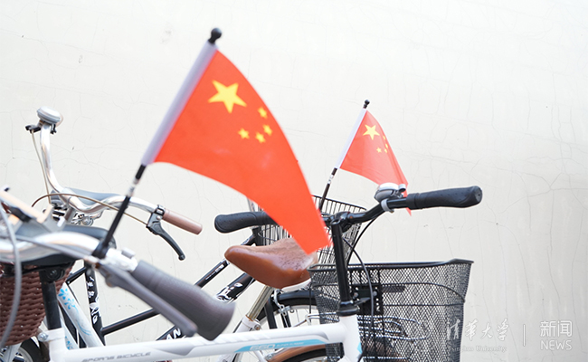 同学们纷纷在自行车上挂起国旗.jpg